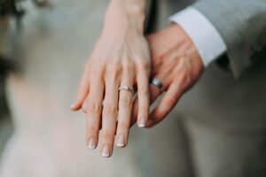 婚約指輪なしのプロポーズはあり？割合・女性の本音を参考に後悔しない選択をしよう