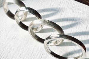 婚約指輪と結婚指輪は両方必要？相場や兼用できるかも紹介