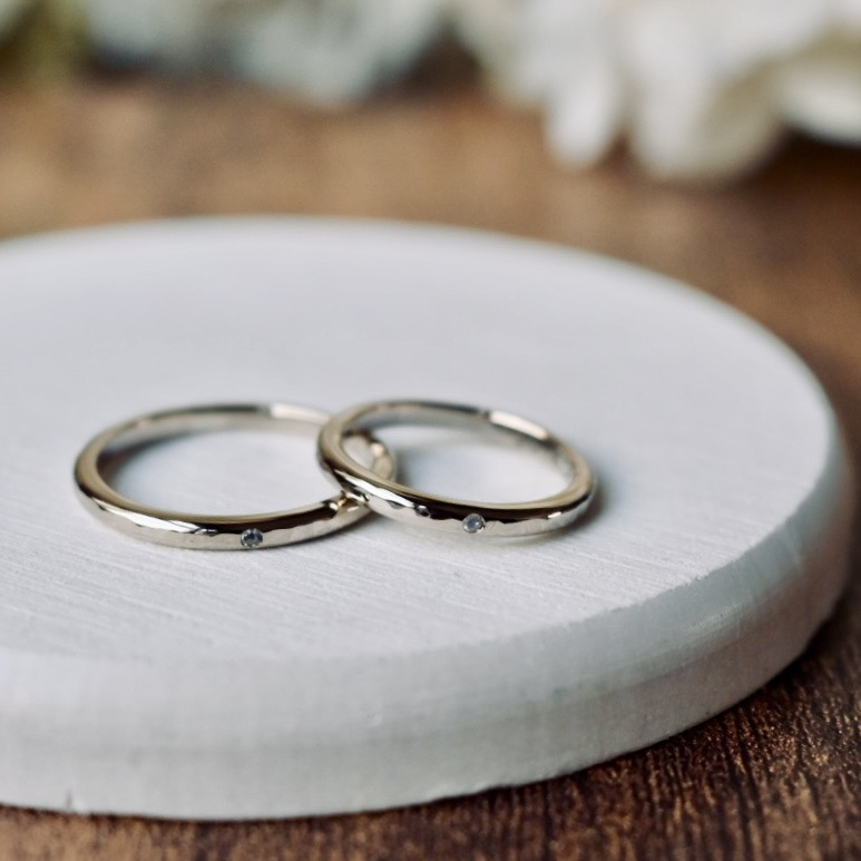 手作り結婚指輪 シャンパンゴールド（K18CG） 甲丸 ハンマー 鏡面 ２mm 3月 アクアマリン 6月 ムーンストーン レーザー刻印