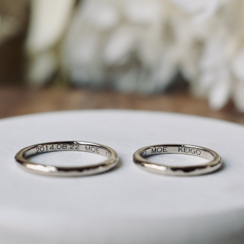 手作り結婚指輪 シャンパンゴールド（K18CG） 甲丸 ハンマー 鏡面 ２mm 3月 アクアマリン 6月 ムーンストーン レーザー刻印