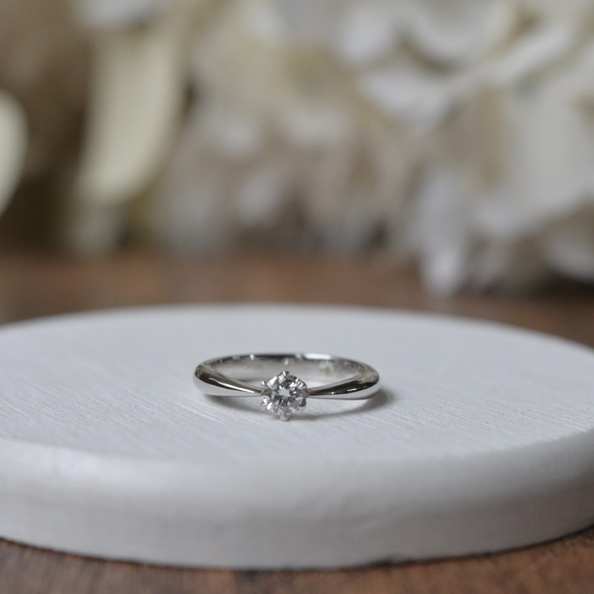 手作り婚約指輪 プラチナ（Pt950） 甲丸 鏡面 ３mm 4月 ダイヤモンド 8月 ペリドット アーム加工 手書きレーザー刻印