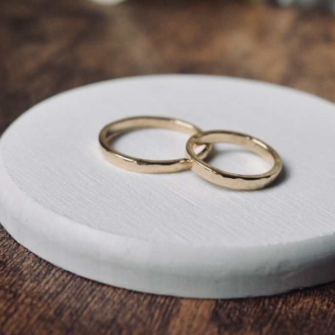 手作りペアリング（シルバー） 平打ち（内甲丸） ハンマー 鏡面 ２mm カラーリング（イエローゴールド） 変色防止コーティング 手打ち刻印