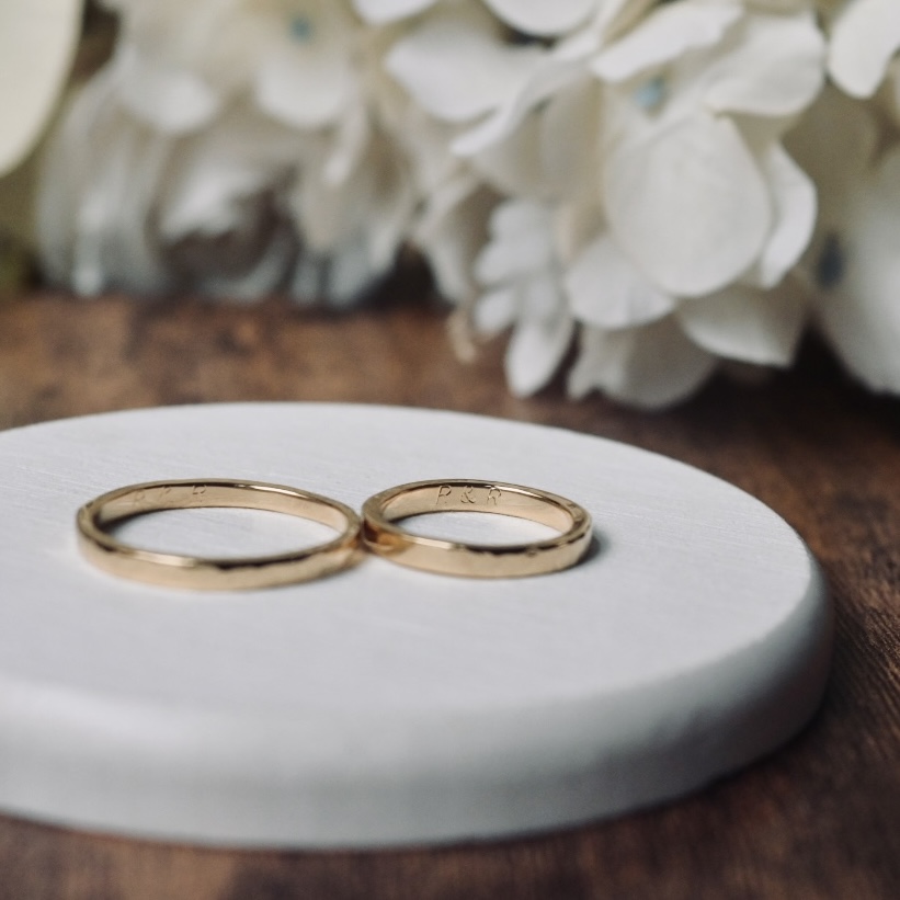 手作りペアリング（シルバー） 平打ち（内甲丸） ハンマー 鏡面 ２mm カラーリング（イエローゴールド） 変色防止コーティング 手打ち刻印