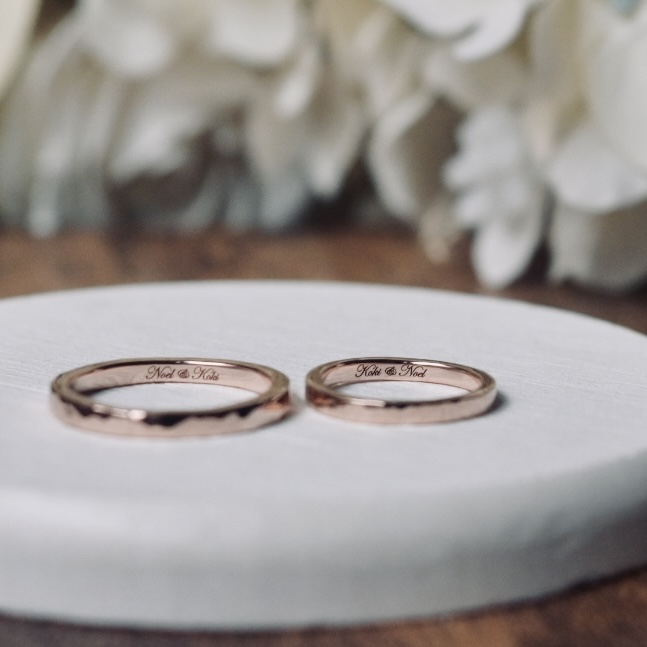 手作りペアリング（シルバー） シルバー（SV950） 平打ち（内甲丸） ハンマー 鏡面 ２mm 1月 ガーネット 8月 ペリドット カラーリング（ピンクゴールド） レーザー刻印