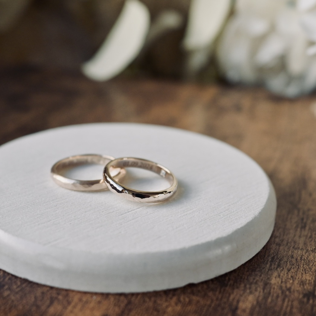 手作りペアリング（シルバー） シルバー（SV950） 甲丸 つや消し ハンマー 鏡面 ３mm 11月 ブルートパーズ 6月 ムーンストーン カラーリング（シャンパンゴールド） レーザー刻印 変色防止コーティング