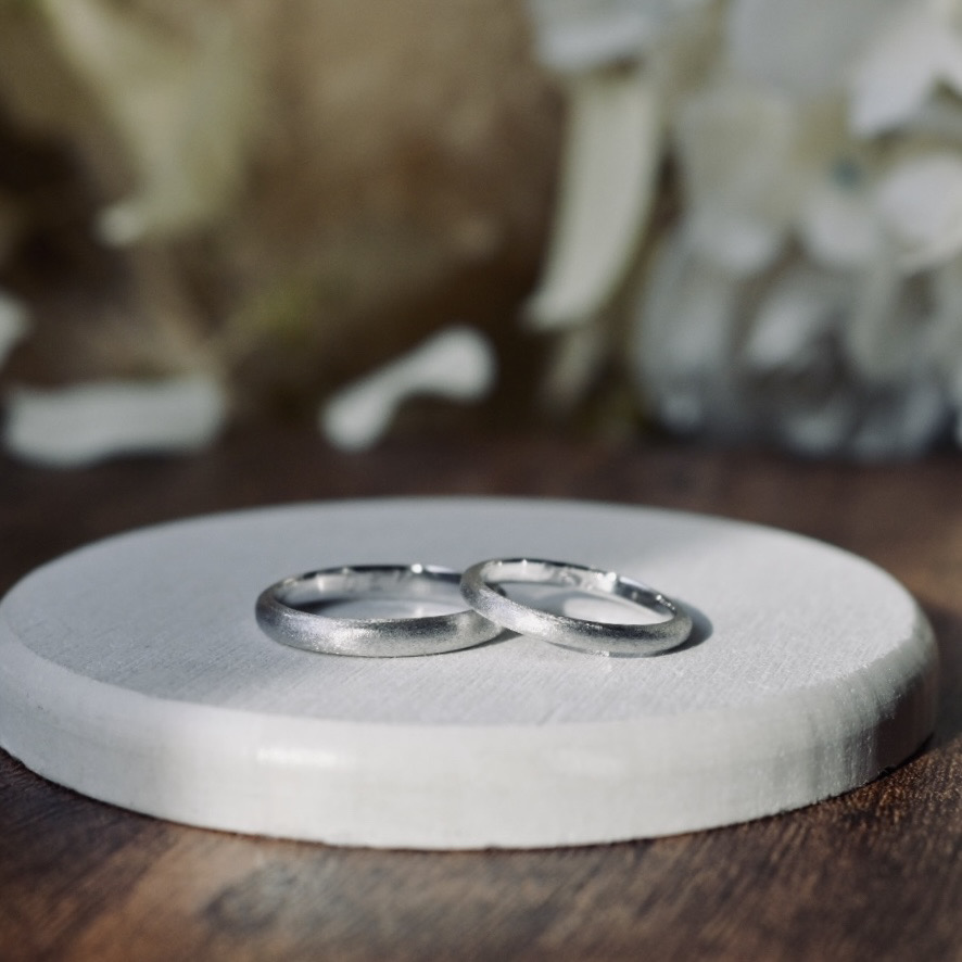 手作りペアリング（シルバー） 甲丸 スターダスト ２mm ３mm カラーリング（ロジウム） 変色防止コーティング 手打ち刻印