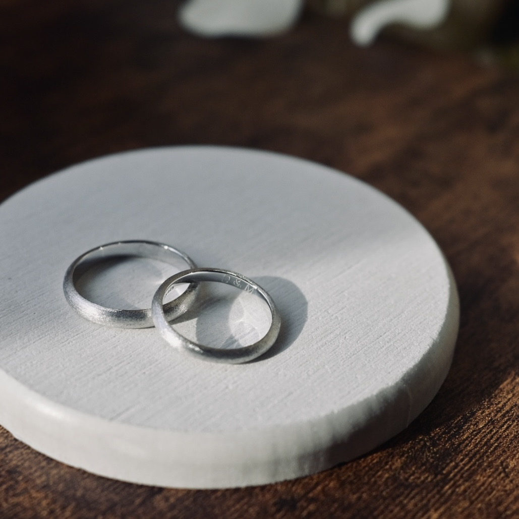 手作りペアリング（シルバー） 甲丸 スターダスト ２mm ３mm カラーリング（ロジウム） 変色防止コーティング 手打ち刻印