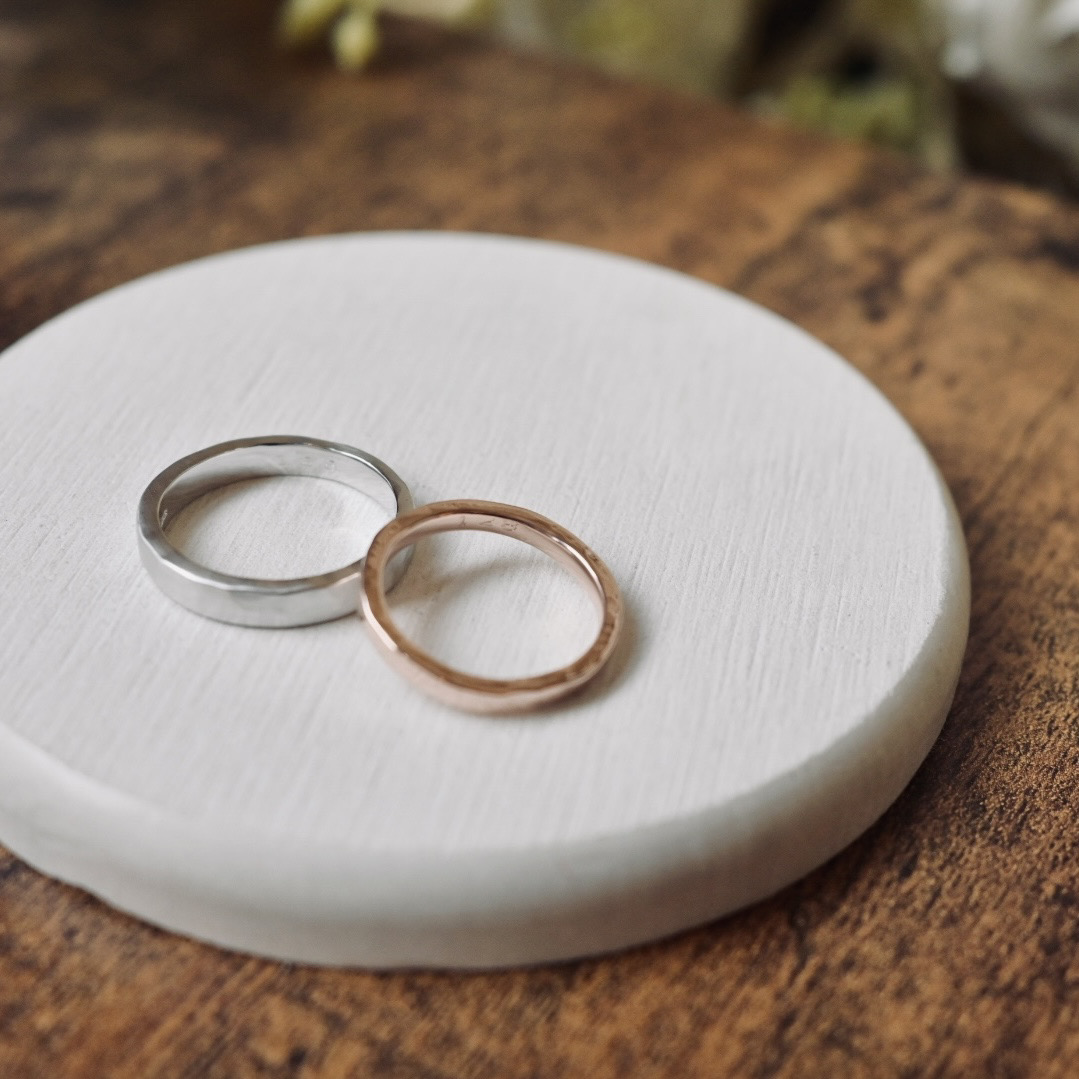 手作りペアリング（シルバー） シルバー（SV950） 平打ち（内甲丸） つや消し ハンマー ２mm ３mm カラーリング（ピンクゴールド） カラーリング（ロジウム） 変色防止コーティング 手打ち刻印