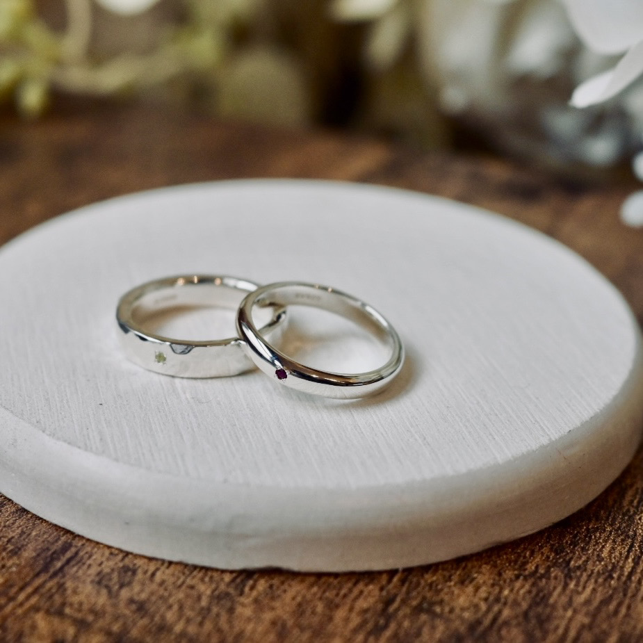 手作りペアリング（シルバー） シルバー（SV950） 平打ち（内甲丸） 甲丸 つや消し ハンマー 鏡面 ３mm ４mm 7月 ルビー 8月 ペリドット 手打ち刻印