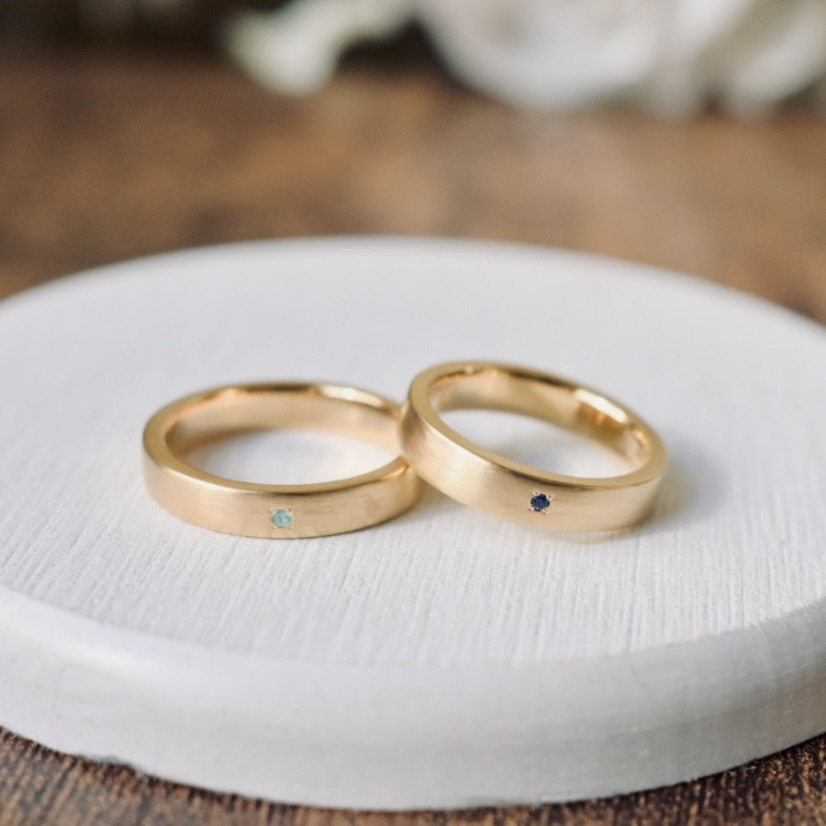 手作りペアリング（シルバー） シルバー（SV950） 平打ち（内甲丸） つや消し ４mm 10月 トルマリン 9月 サファイア カラーリング（アンティークゴールド） 手打ち刻印