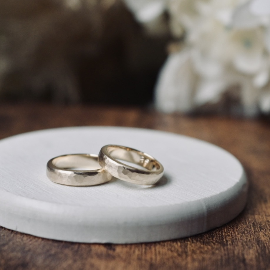 手作りペアリング（シルバー） シルバー（SV950） 甲丸 つや消し ハンマー ４mm カラーリング（シャンパンゴールド） 変色防止コーティング 手打ち刻印