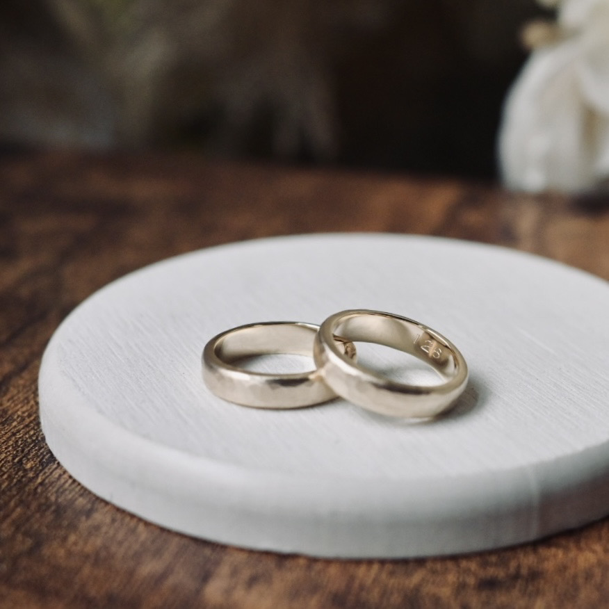 手作りペアリング（シルバー） シルバー（SV950） 甲丸 つや消し ハンマー ４mm カラーリング（シャンパンゴールド） 変色防止コーティング 手打ち刻印