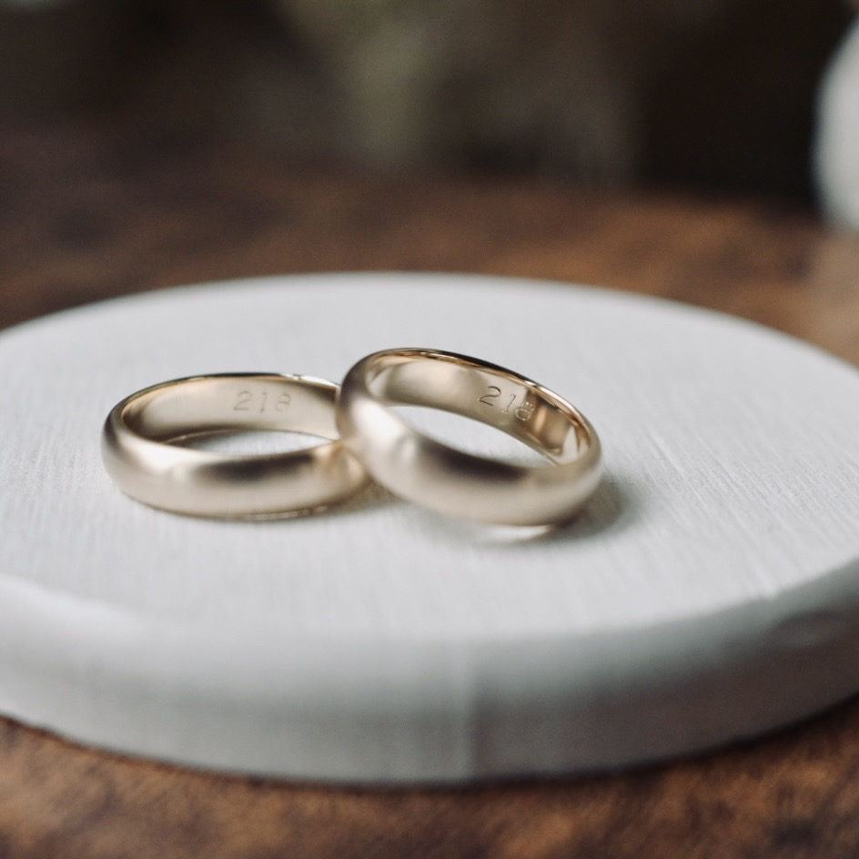 手作りペアリング（シルバー） シルバー（SV950） 甲丸 つや消し ５mm カラーリング（シャンパンゴールド） 変色防止コーティング 手打ち刻印