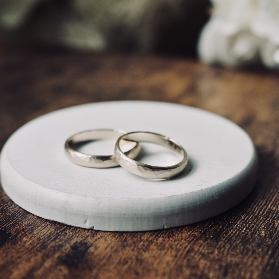 手作りペアリング（シルバー） シルバー（SV950） 平打ち（内甲丸） つや消し ハンマー ５mm カラーリング（シャンパンゴールド）