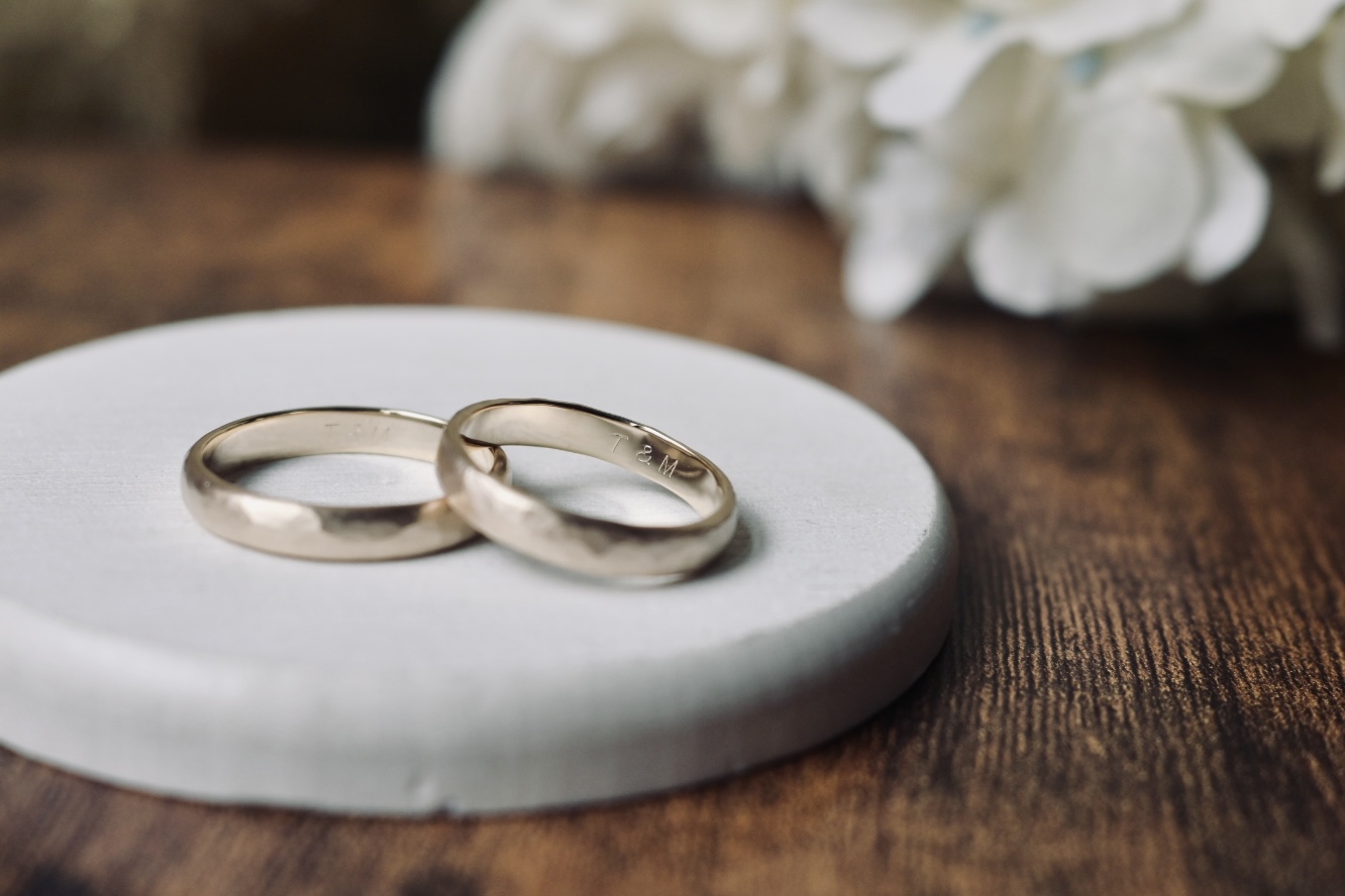 手作りペアリング（シルバー） シルバー（SV950） 甲丸 つや消し ハンマー ４mm カラーリング（シャンパンゴールド） 変色防止コーティング 手打ち刻印