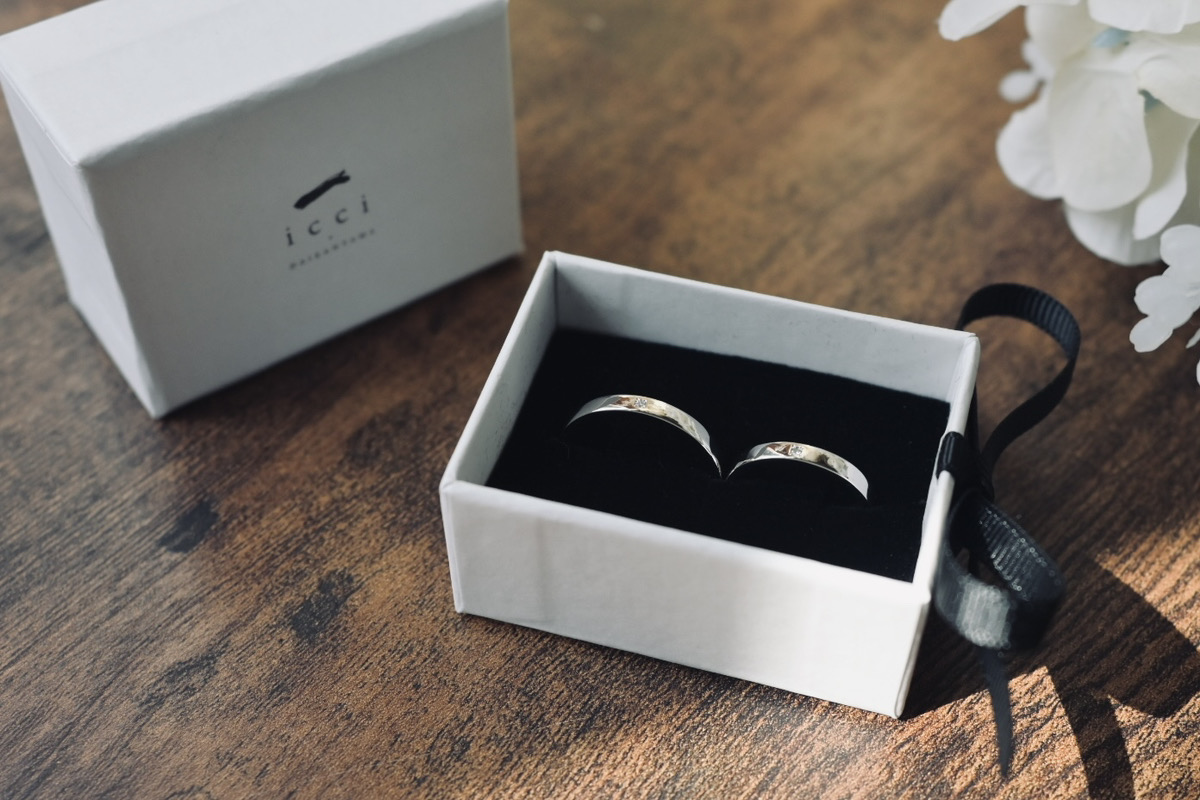 手作り結婚指輪 プラチナ（Pt950） 平打ち（内甲丸） 鏡面 ３mm 4月 ダイヤモンド レーザー刻印