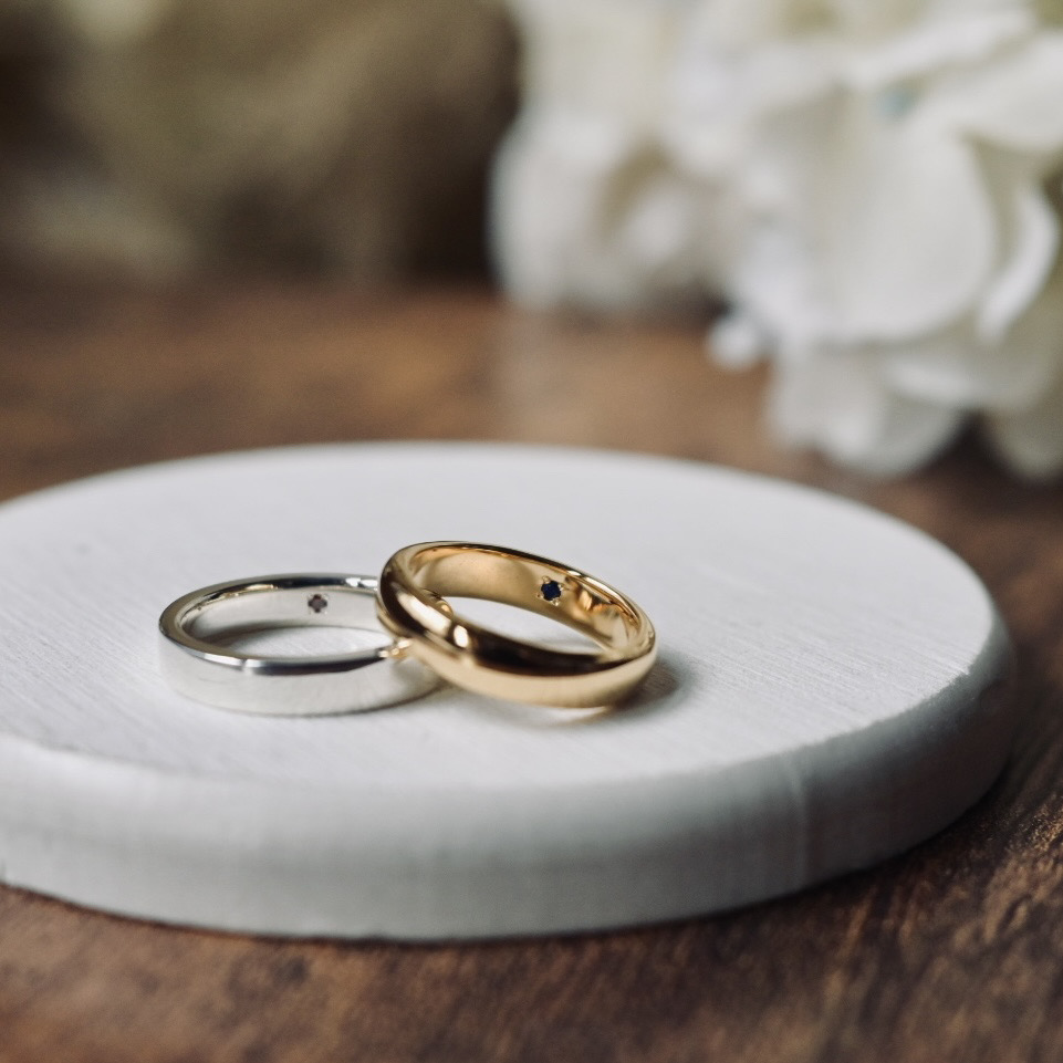 手作りペアリング（シルバー） シルバー（SV950） 平打ち（内甲丸） 甲丸 鏡面 ４mm 1月 ガーネット カラーダイヤモンド カラーリング（アンティークゴールド）