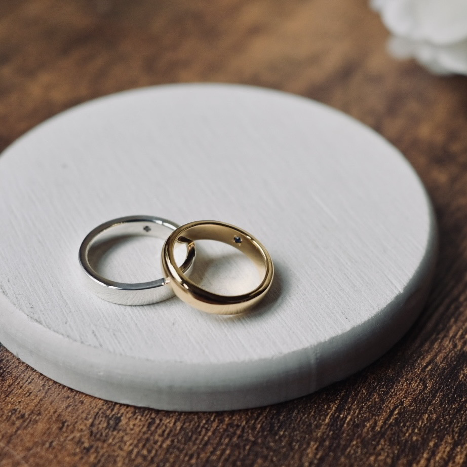 手作りペアリング（シルバー） シルバー（SV950） 平打ち（内甲丸） 甲丸 鏡面 ４mm 1月 ガーネット カラーダイヤモンド カラーリング（アンティークゴールド）