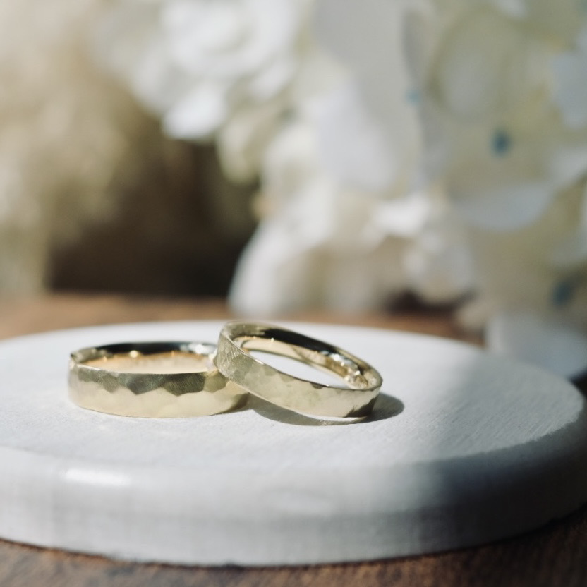 手作り結婚指輪 イエローゴールド（K18YG） 平打ち（内甲丸） スターダスト つや消し ３mm ４mm カラーダイヤモンド レーザー刻印