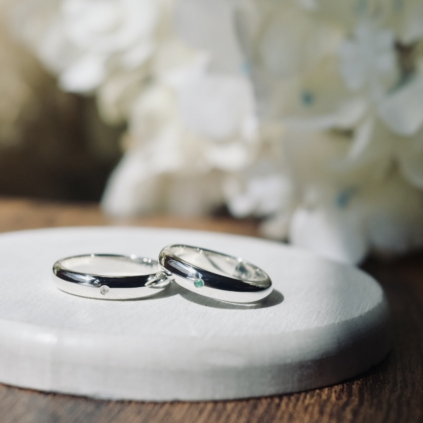 手作りペアリング（シルバー） シルバー（SV950） 甲丸 鏡面 ４mm 5月 エメラルド 6月 ムーンストーン 手打ち刻印