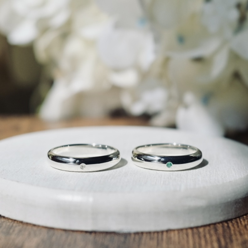 手作りペアリング（シルバー） シルバー（SV950） 甲丸 鏡面 ４mm 5月 エメラルド 6月 ムーンストーン 手打ち刻印