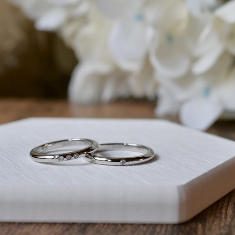 手作り結婚指輪 プラチナ（Pt950） 甲丸 鏡面 ２mm 4月 ダイヤモンド カラーダイヤモンド レーザー刻印