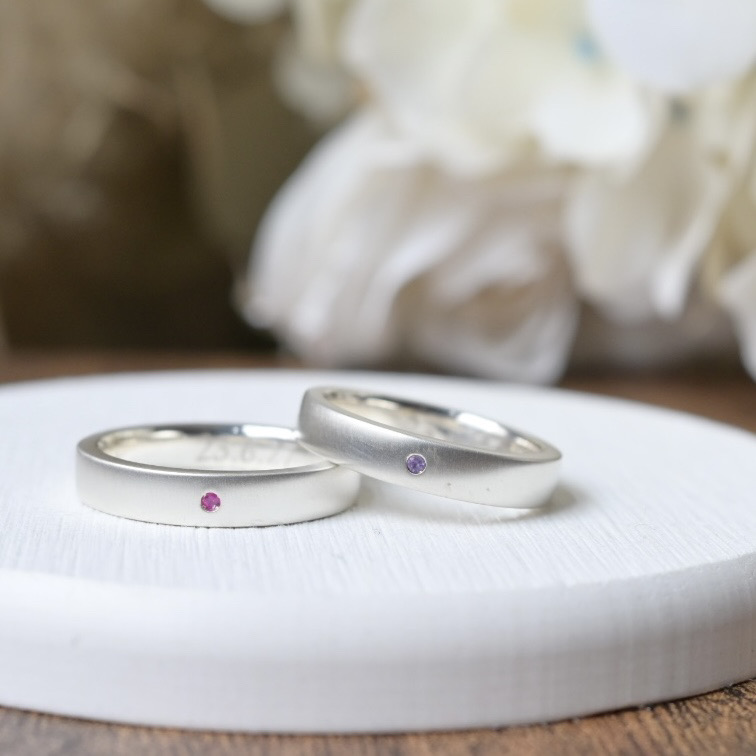 手作りペアリング（シルバー） シルバー（SV950） 平打ち（内甲丸） つや消し ４mm 2月 アメシスト 7月 ルビー カラーリング（ロジウム）