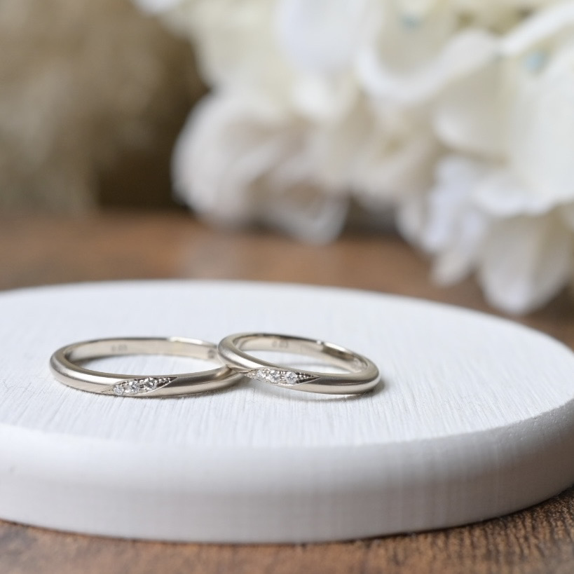 手作り結婚指輪 シャンパンゴールド（K18CG） 甲丸 つや消し ２mm 4月 ダイヤモンド 手書きレーザー刻印