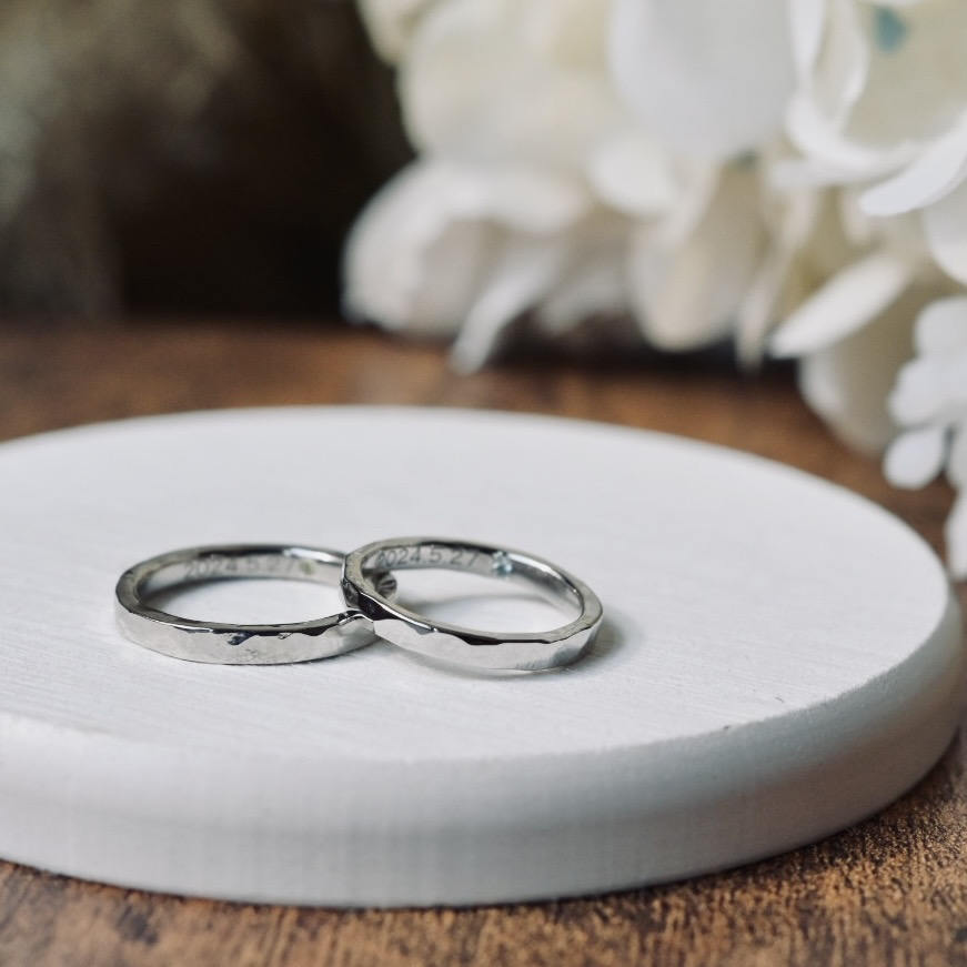 手作りペアリング（シルバー） シルバー（SV950） 平打ち（内甲丸） ハンマー 鏡面 ２mm 11月 ブルートパーズ 8月 ペリドット カラーリング（ロジウム） レーザー刻印