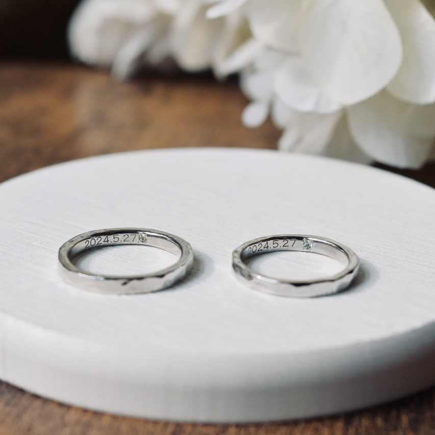 手作りペアリング（シルバー） シルバー（SV950） 平打ち（内甲丸） ハンマー 鏡面 ２mm 11月 ブルートパーズ 8月 ペリドット カラーリング（ロジウム） レーザー刻印