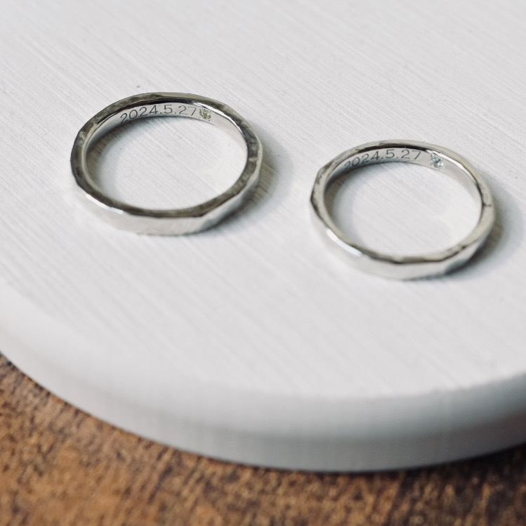 手作りペアリング（シルバー） シルバー（SV950） 平打ち（内甲丸） ハンマー 鏡面 ２mm 11月 ブルートパーズ 8月 ペリドット カラーリング（ロジウム） レーザー刻印