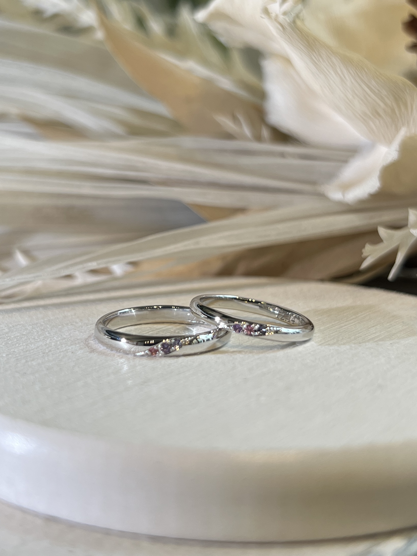 手作りペアリング（シルバー） シルバー（SV950） 彫り留め 甲丸 鏡面 ３mm 10月 トルマリン 12月 タンザナイト 2月 アメシスト カラーリング（ロジウム）