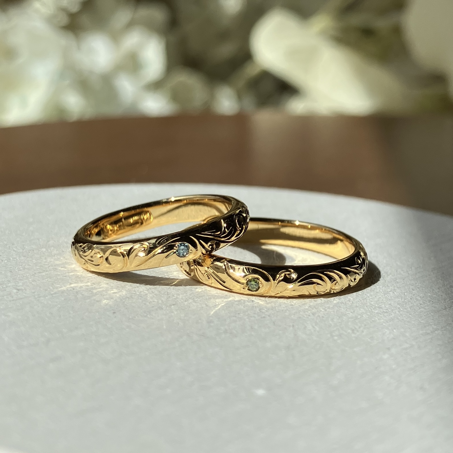 手作りハワイアンシルバーリング（ペアリング） 甲丸 ハワイアン 鏡面 ３mm アイスブルーダイヤモンド カラーダイヤモンド グリーンダイヤモンド カラーリング（イエローゴールド） ハワイアンふたりでひとつ フィッシュフック