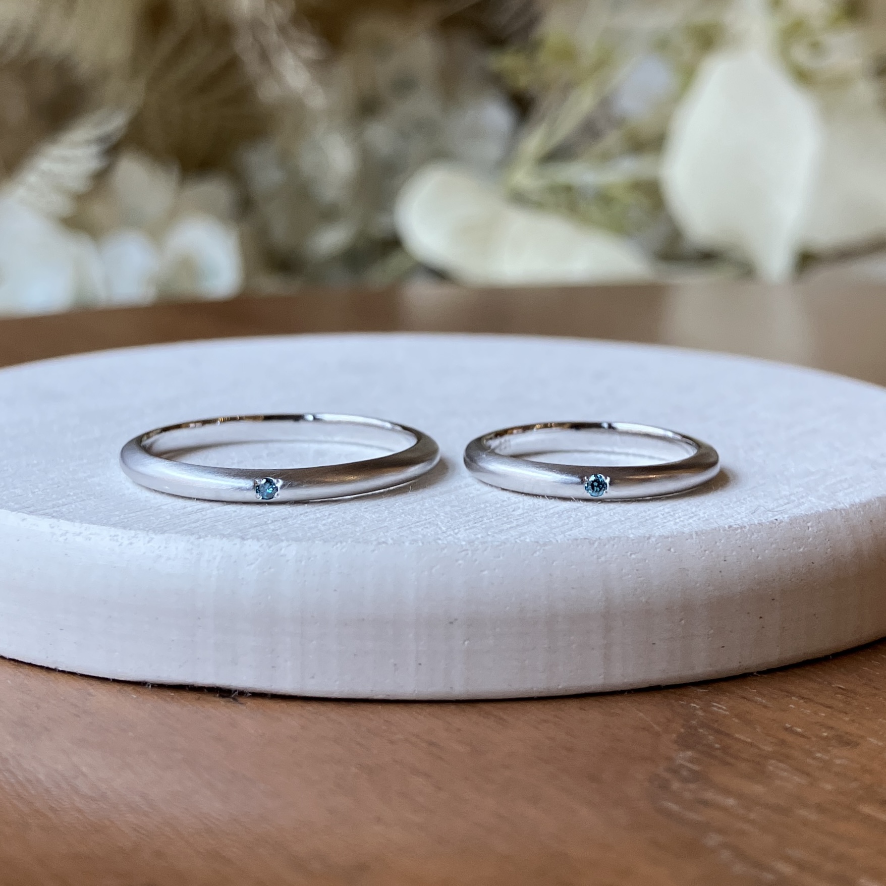 手作りペアリング（シルバー） 甲丸 つや消し ２mm 9月 サファイア スカイブルーダイヤモンド カラーリング（ロジウム） レーザー刻印