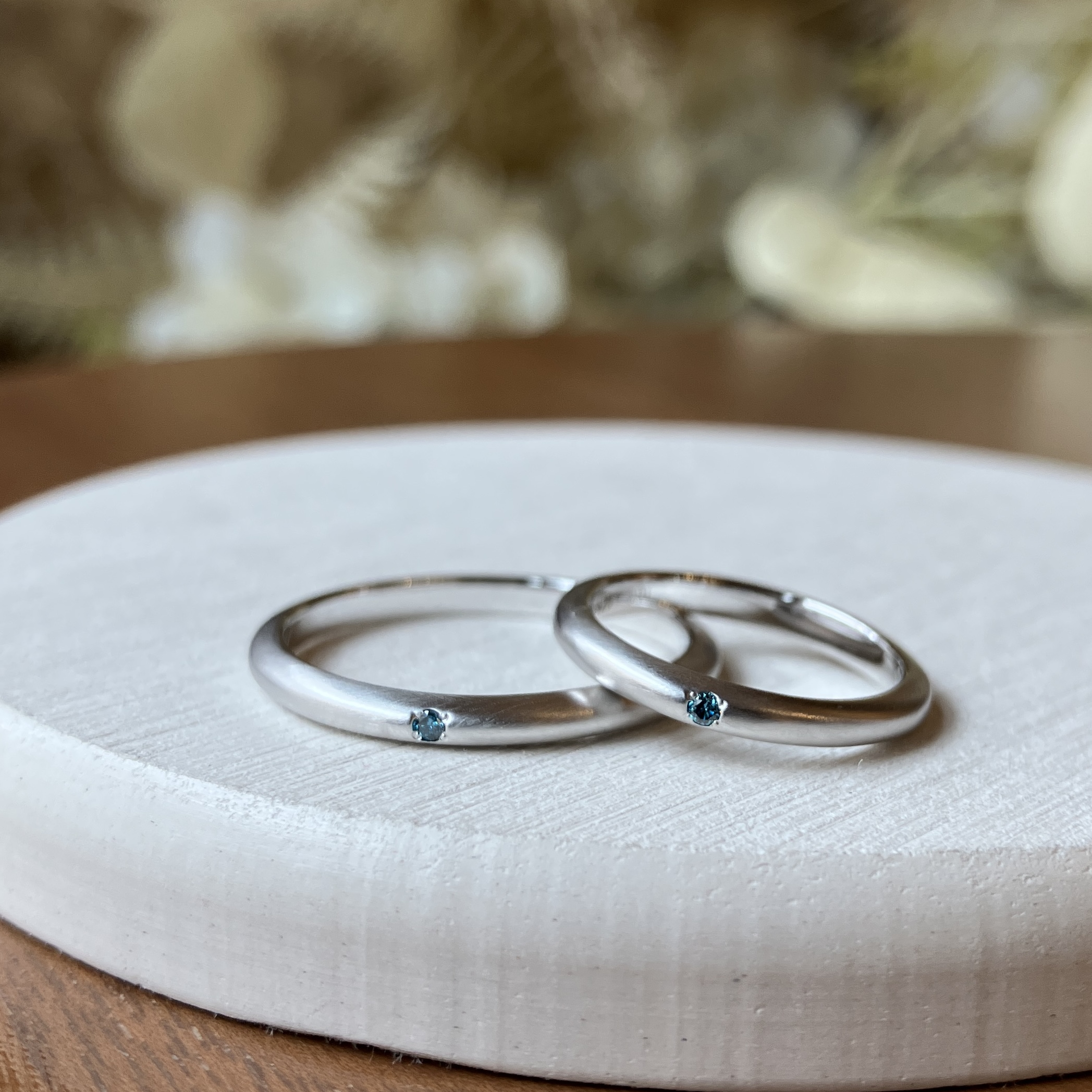 手作りペアリング（シルバー） 甲丸 つや消し ２mm 9月 サファイア スカイブルーダイヤモンド カラーリング（ロジウム） レーザー刻印