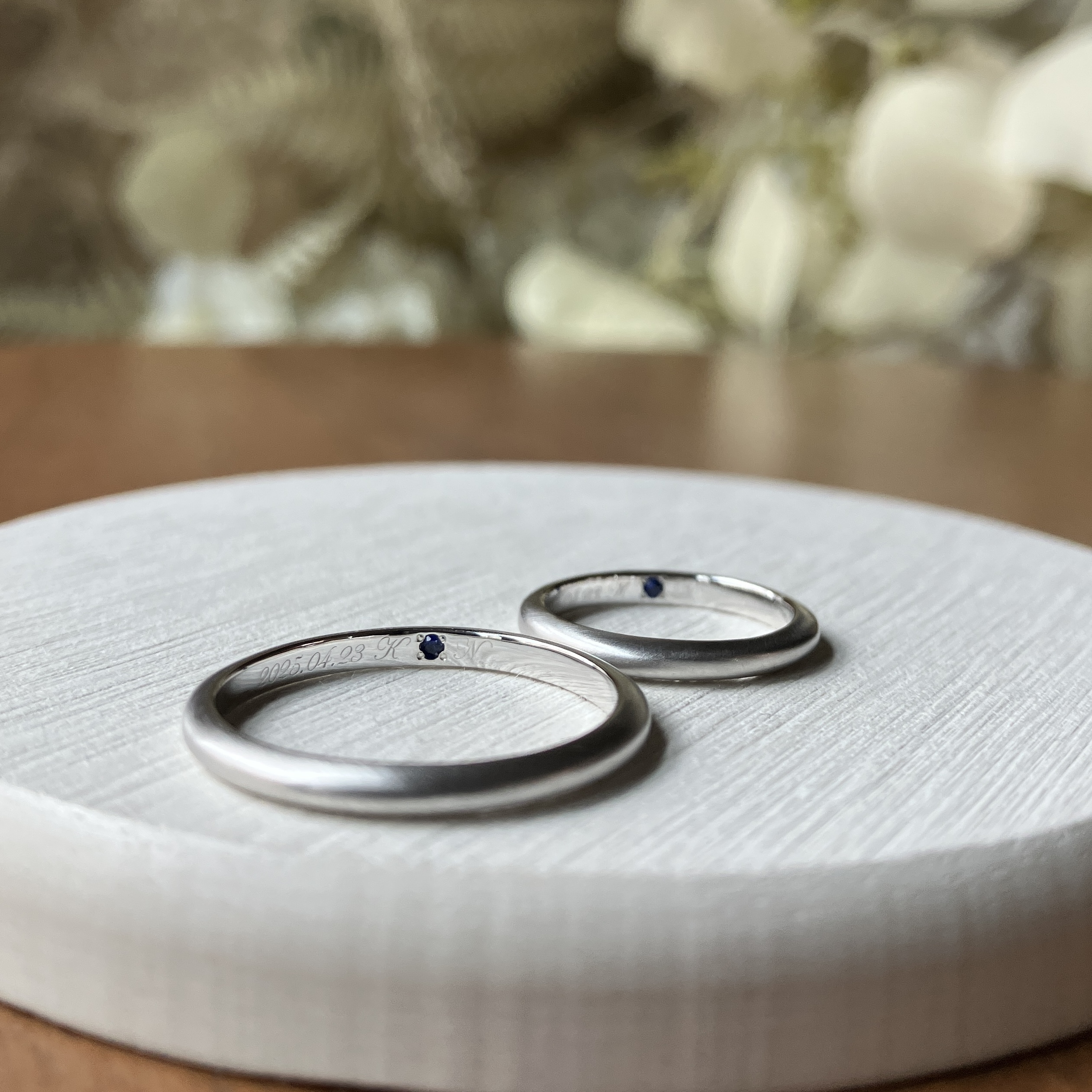 手作りペアリング（シルバー） 甲丸 つや消し ２mm 9月 サファイア スカイブルーダイヤモンド カラーリング（ロジウム） レーザー刻印