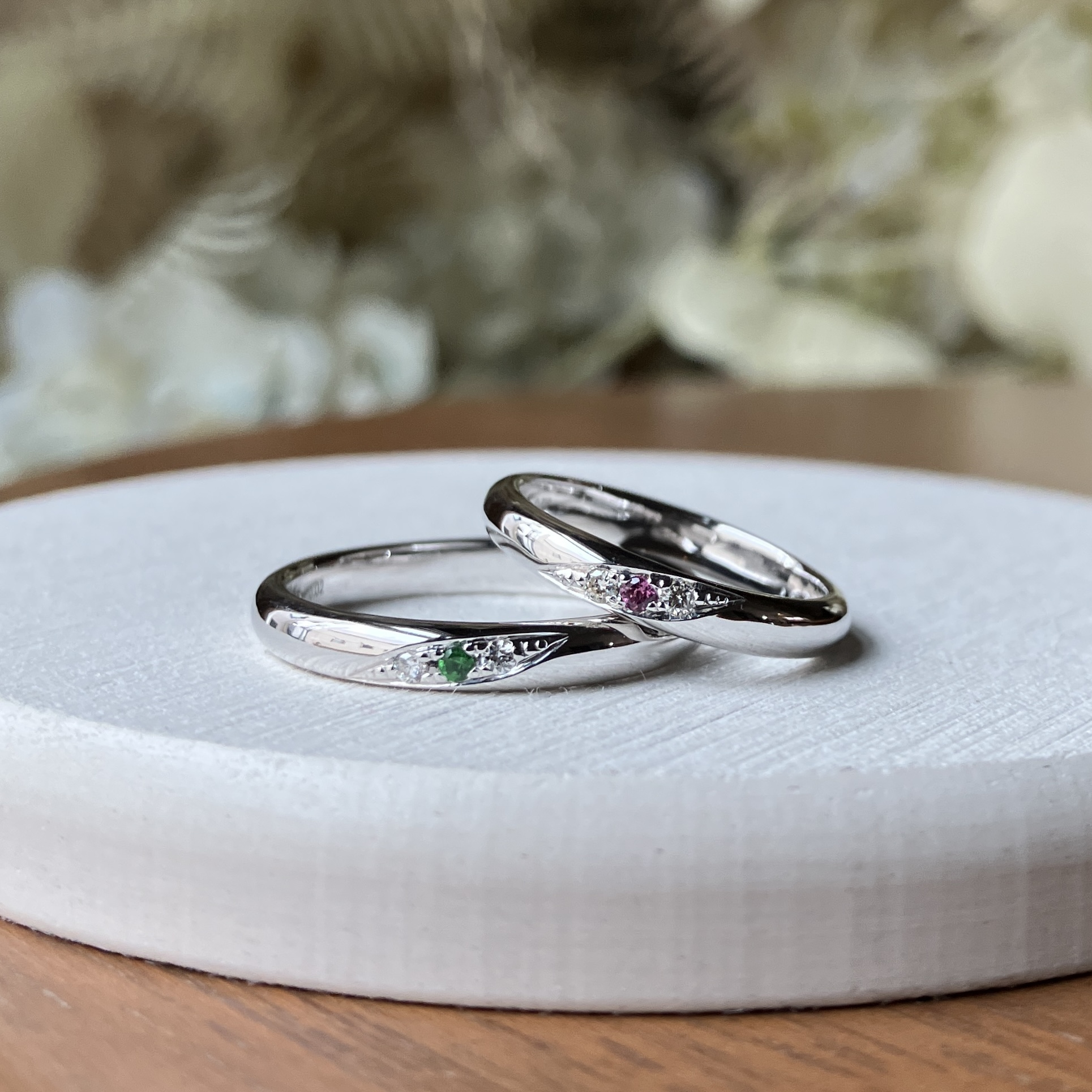 手作りペアリング（シルバー） シルバー925 彫り留め 甲丸 鏡面 ３mm カラーレスダイヤモンド グリーンガーネット ロードライトガーネット カラーリング（ロジウム） レーザー刻印