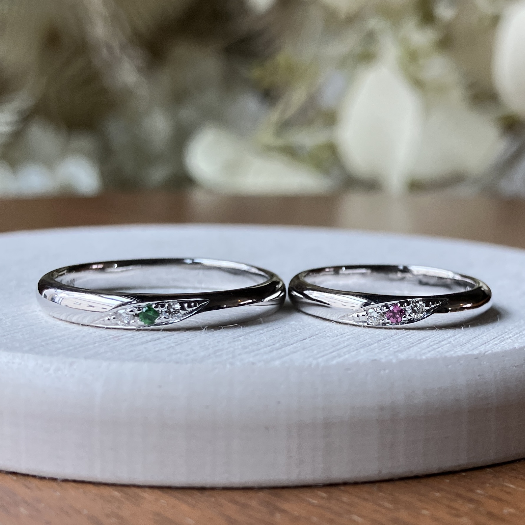 手作りペアリング（シルバー） シルバー925 彫り留め 甲丸 鏡面 ３mm カラーレスダイヤモンド グリーンガーネット ロードライトガーネット カラーリング（ロジウム） レーザー刻印
