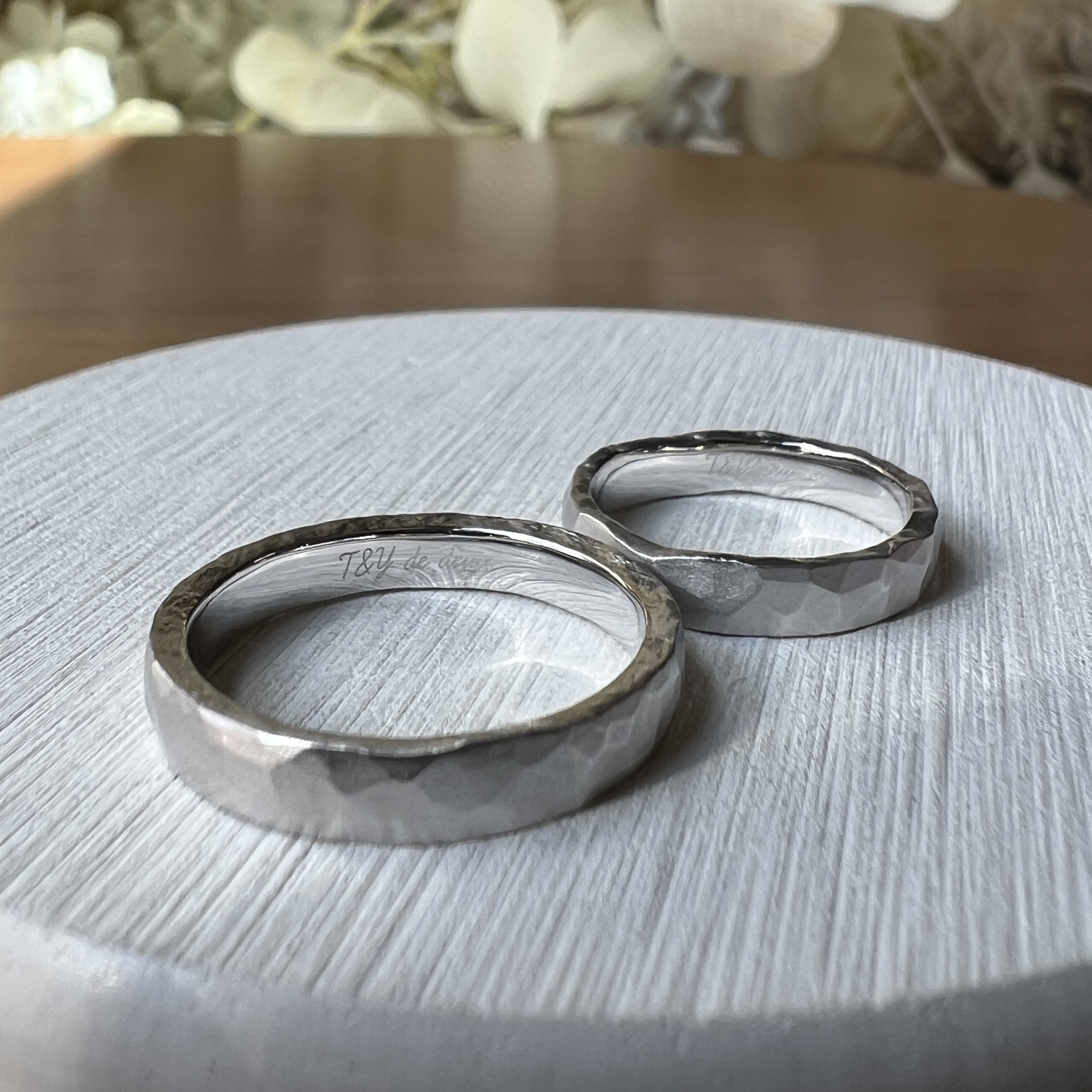 シルバー925 平打ち（内甲丸） つや消し ハンマー ３mm カラーリング（ロジウム）