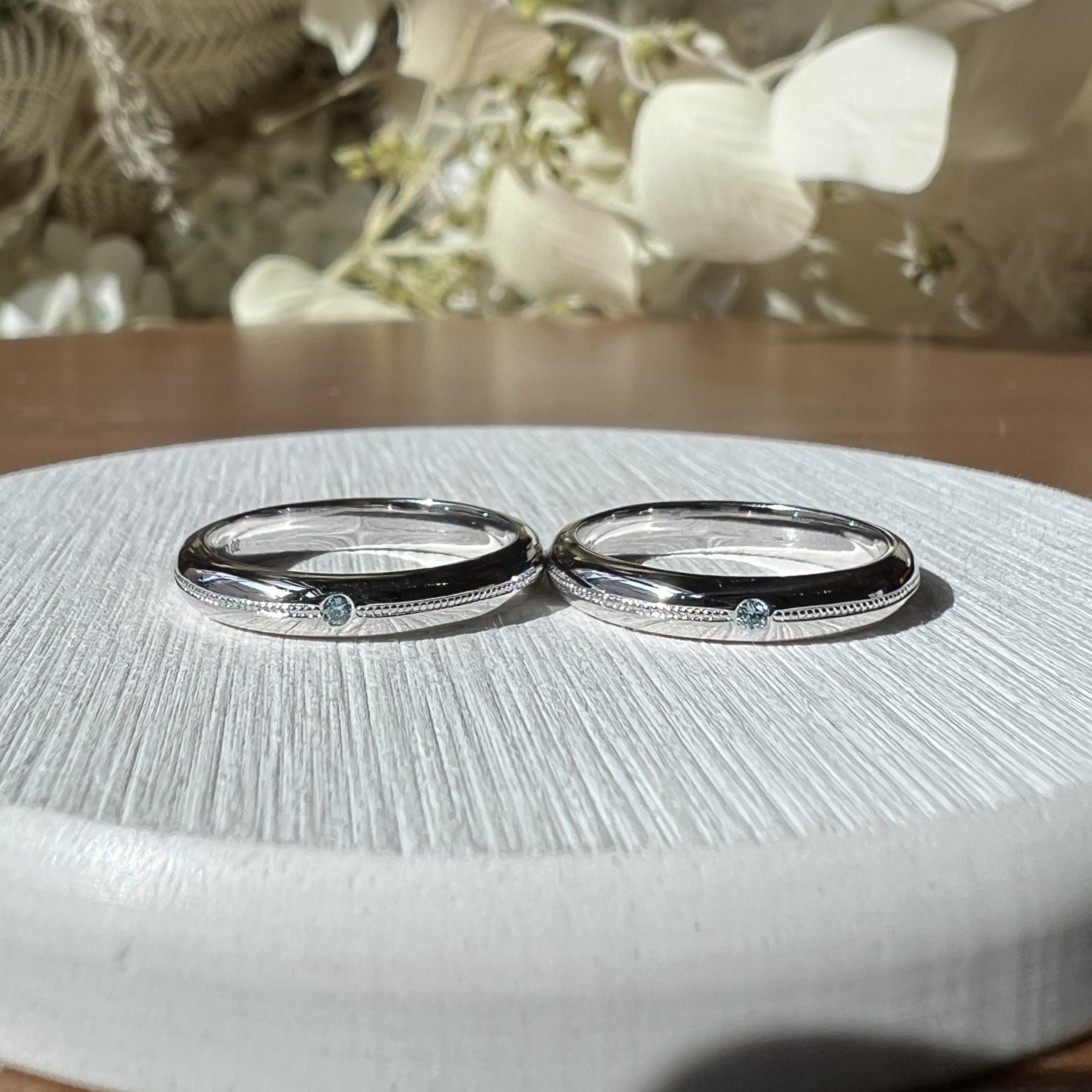 手作りペアリング（シルバー） シルバー925 甲丸 鏡面 ３mm 11月 ブルートパーズ アイスブルーダイヤモンド カラーレスダイヤモンド カラーリング（ロジウム） ミル打ち レーザー刻印