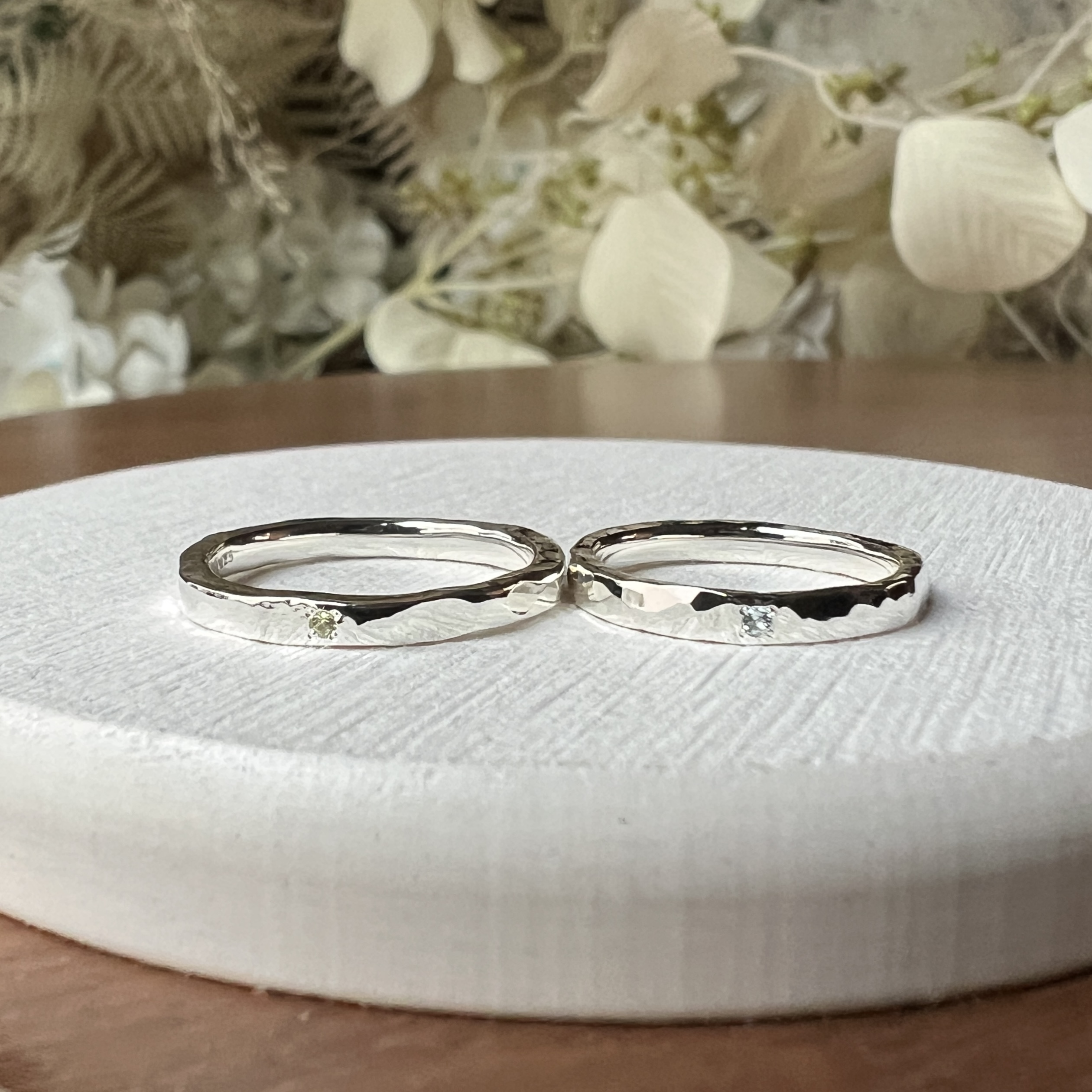 手作りペアリング（シルバー） シルバー925 平打ち（内甲丸） ハンマー 鏡面 ２mm 3月 アクアマリン 8月 ペリドット カラーリング（ロジウム）