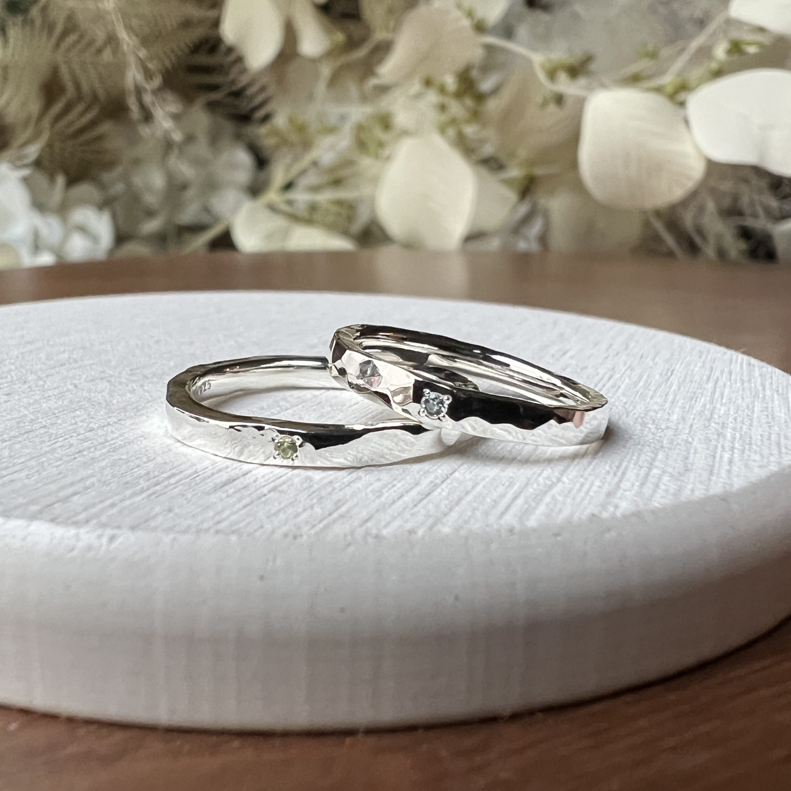 手作りペアリング（シルバー） シルバー925 平打ち（内甲丸） ハンマー 鏡面 ２mm 3月 アクアマリン 8月 ペリドット カラーリング（ロジウム）