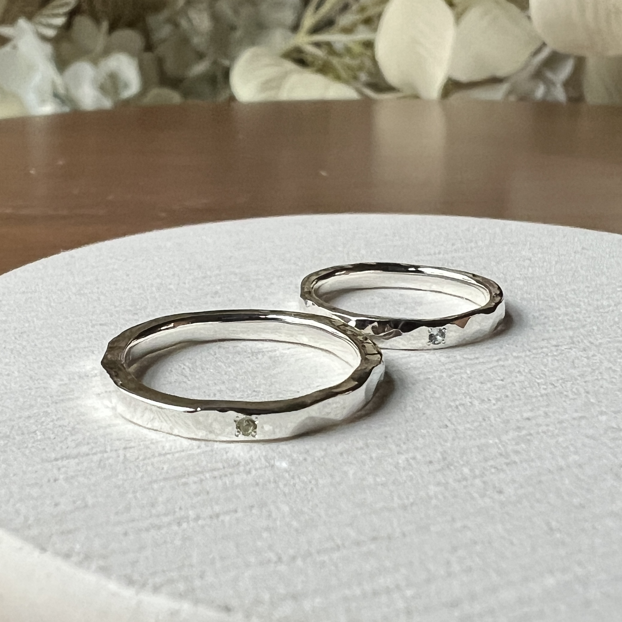 手作りペアリング（シルバー） シルバー925 平打ち（内甲丸） ハンマー 鏡面 ２mm 3月 アクアマリン 8月 ペリドット カラーリング（ロジウム）