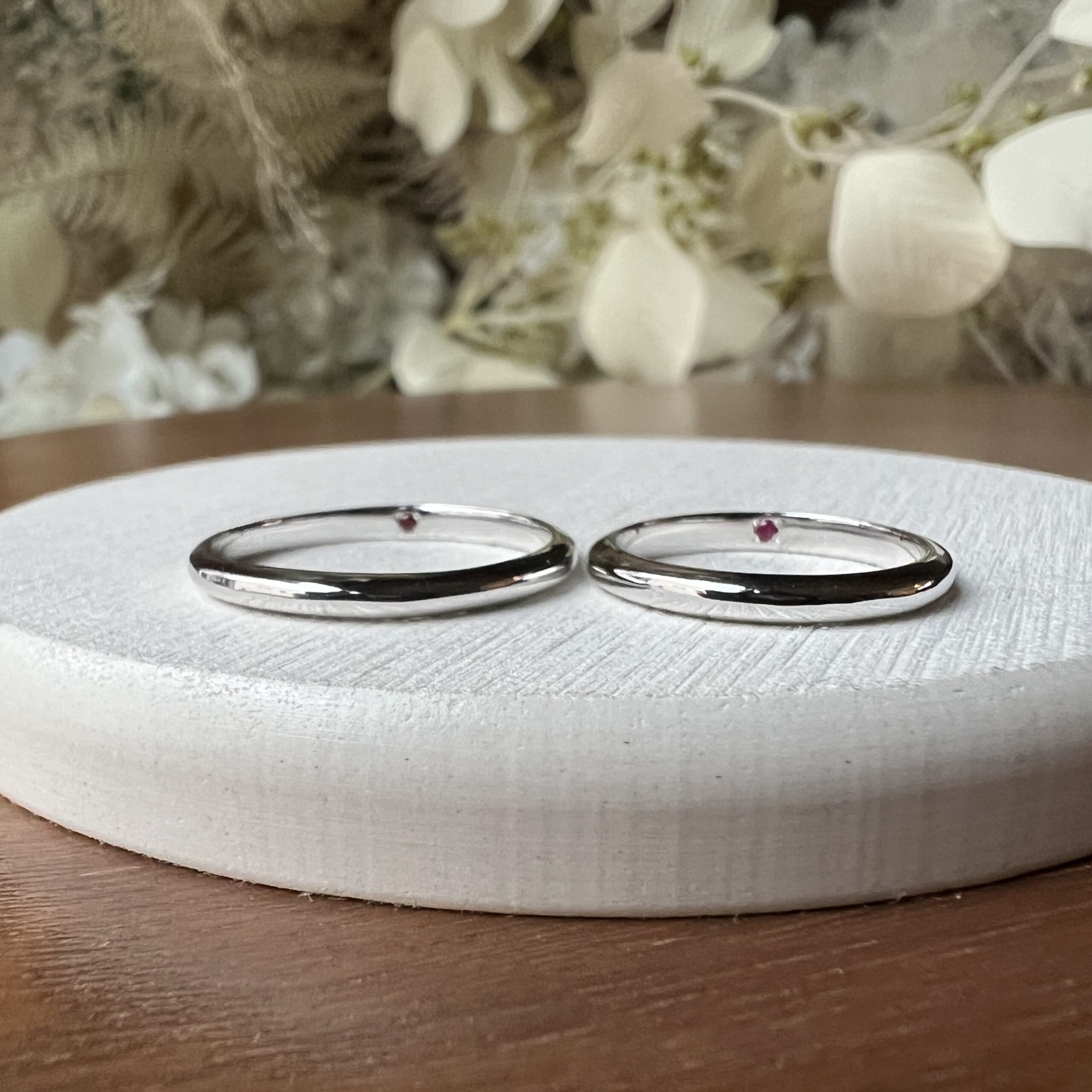 手作りペアリング（シルバー） シルバー925 甲丸 鏡面 ２mm 1月 ガーネット 7月 ルビー カラーリング（ロジウム）
