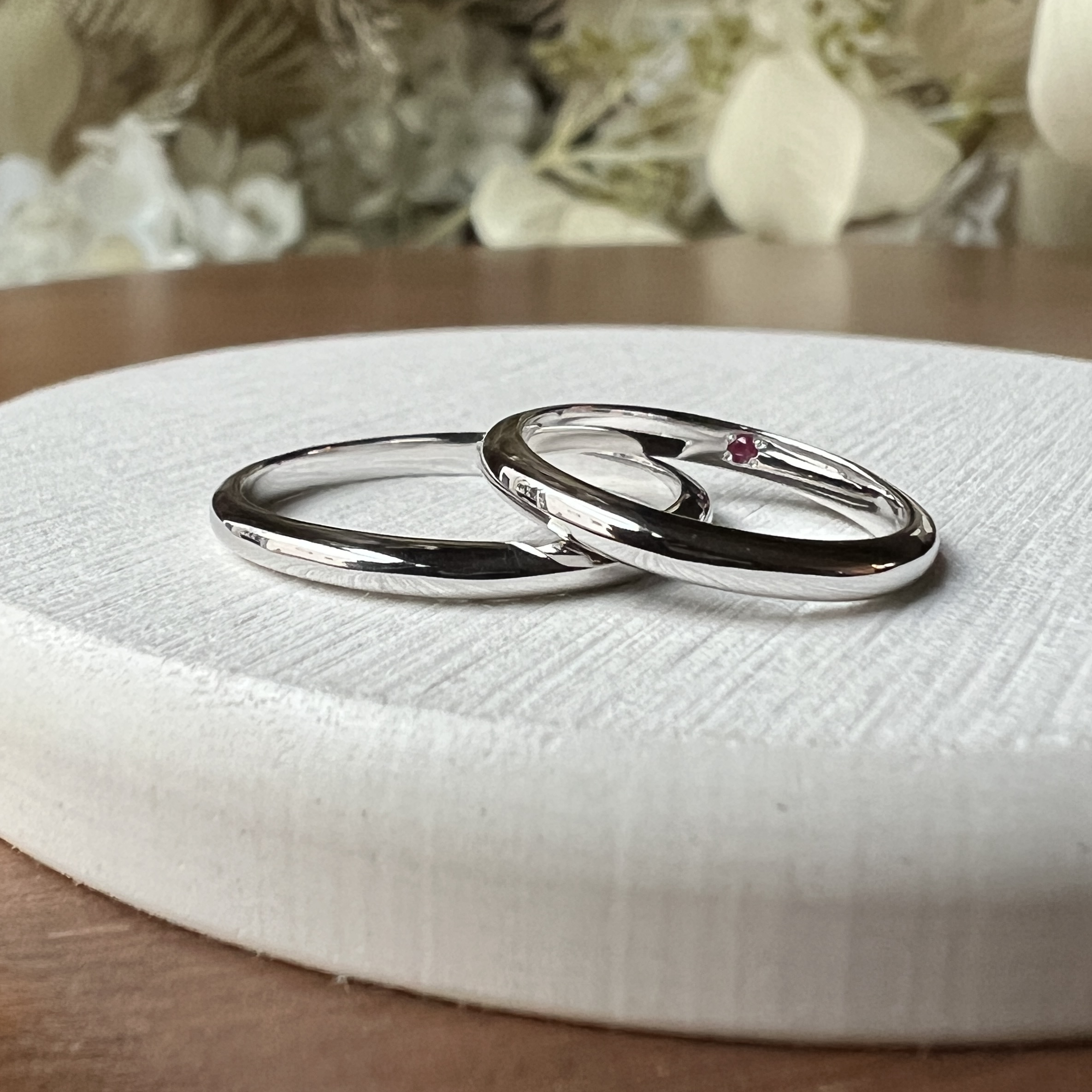 手作りペアリング（シルバー） シルバー925 甲丸 鏡面 ２mm 1月 ガーネット 7月 ルビー カラーリング（ロジウム）
