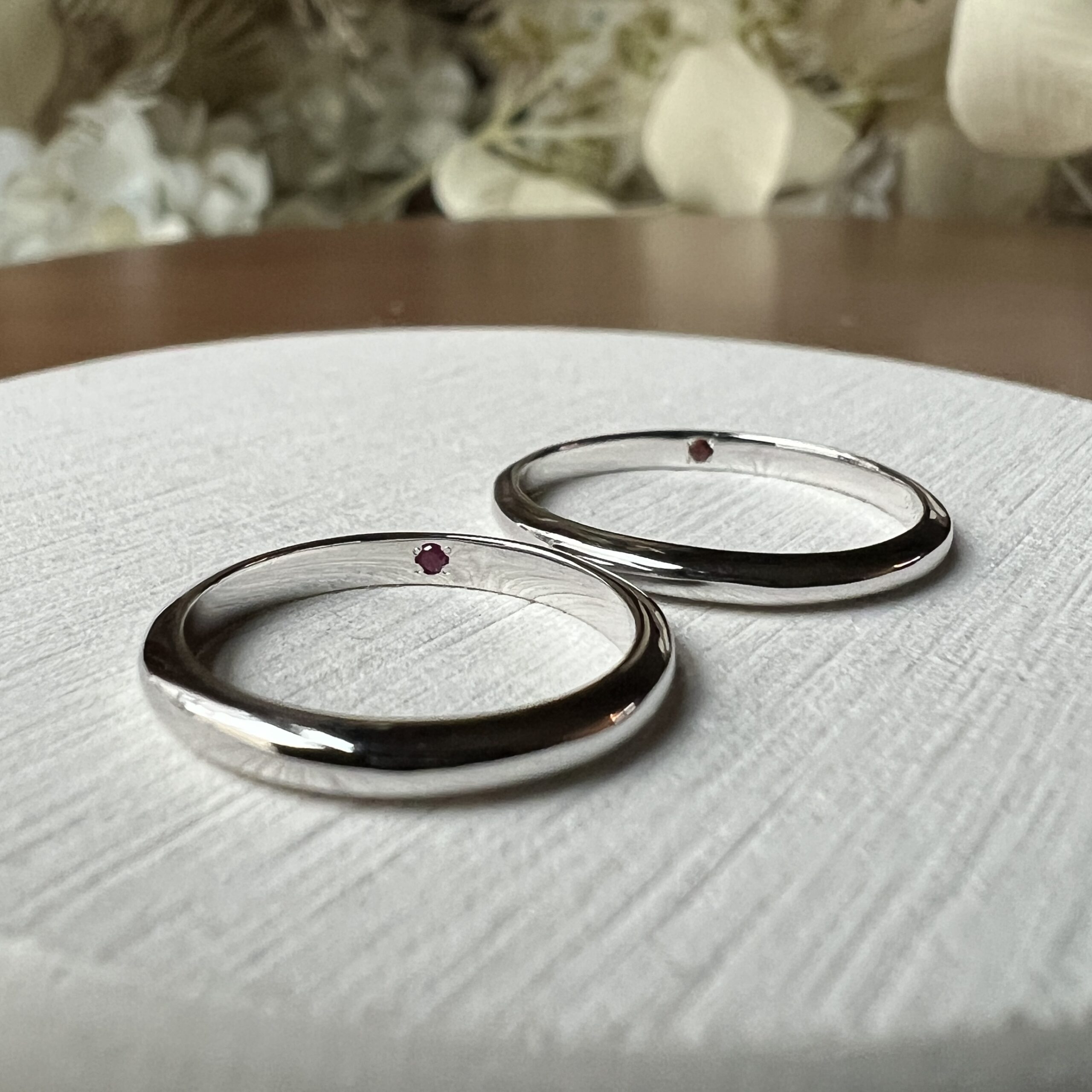 手作りペアリング（シルバー） シルバー925 甲丸 鏡面 ２mm 1月 ガーネット 7月 ルビー カラーリング（ロジウム）