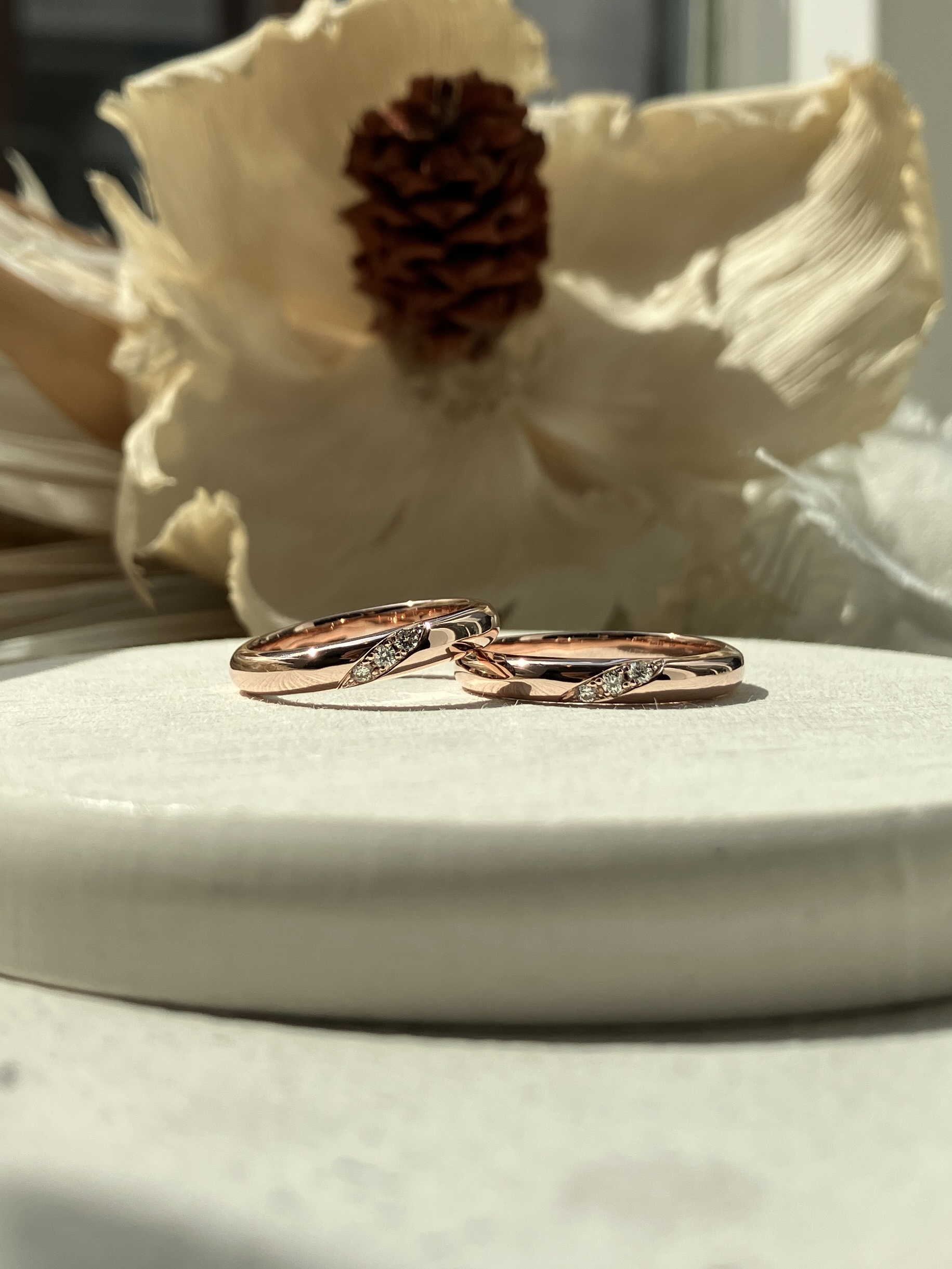 手作りペアリング（シルバー） シルバー925 彫り留め 甲丸 鏡面 ３mm カラーレスダイヤ70％ カラーリング（ピンクゴールド）