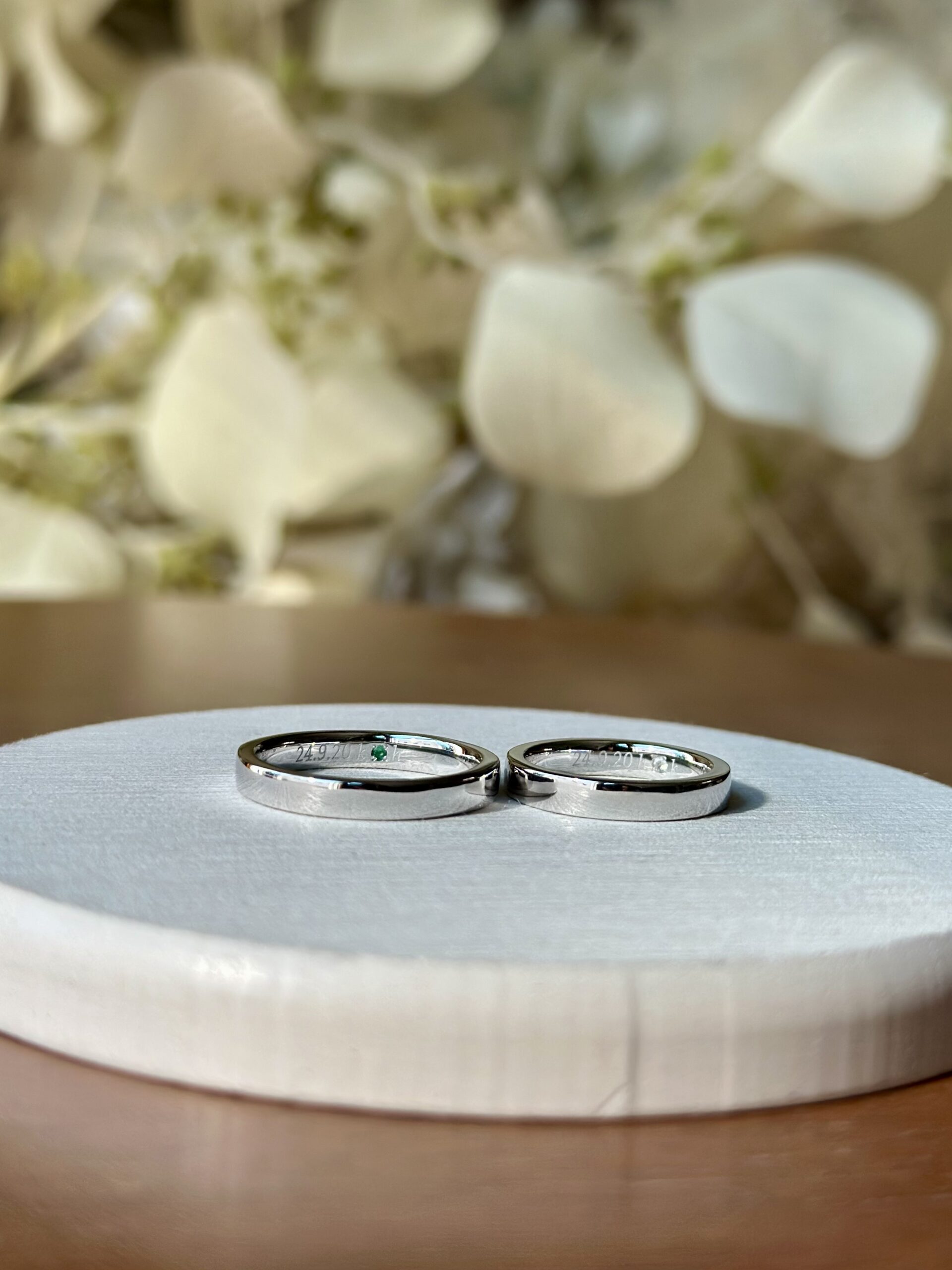 手作りペアリング（シルバー） シルバー925 平打ち（内甲丸） 鏡面 ３mm 5月 エメラルド 6月 ムーンストーン カラーリング（ロジウム）