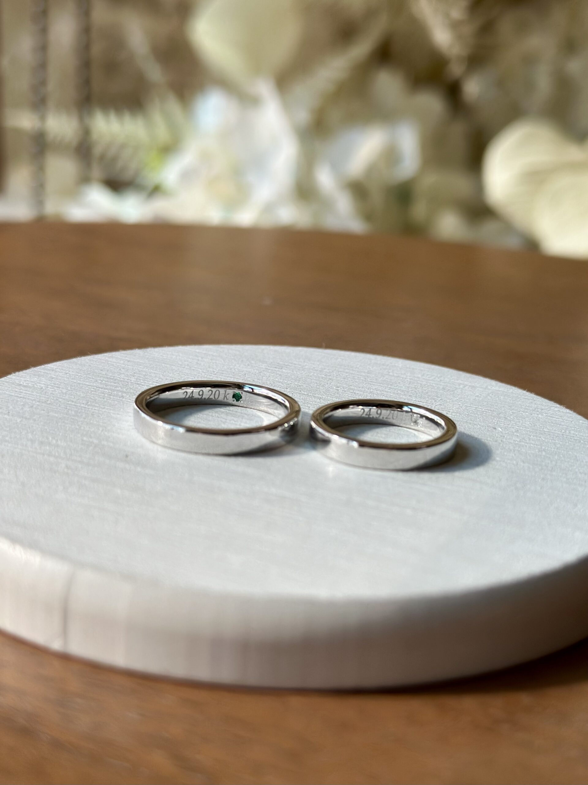 手作りペアリング（シルバー） シルバー925 平打ち（内甲丸） 鏡面 ３mm 5月 エメラルド 6月 ムーンストーン カラーリング（ロジウム）