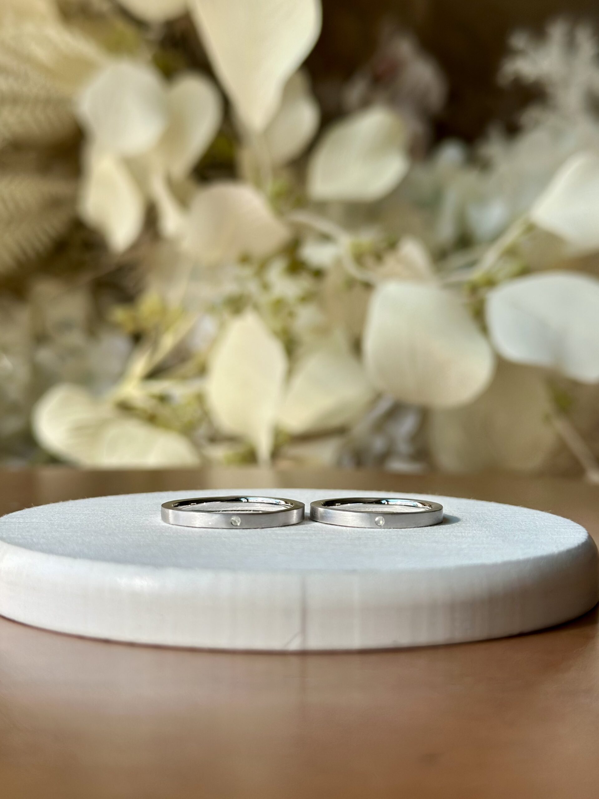 シルバー925 平打ち（内甲丸） つや消し ２mm カラーレスダイヤモンド カラーリング（ロジウム） レーザー刻印